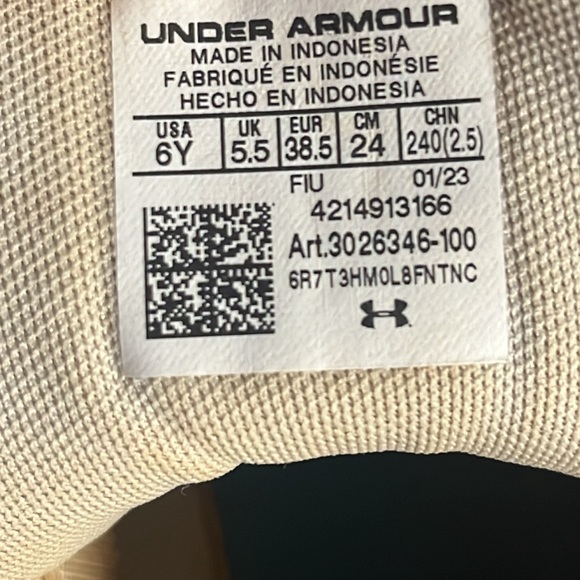 Soccer cleats and softball cleats - Picture 2 of 4